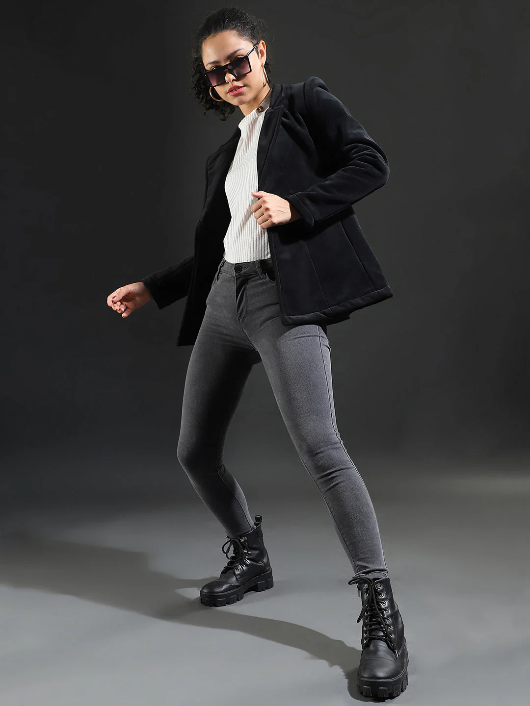 Single-Breasted Blazer With Power Shoulders - Image 5