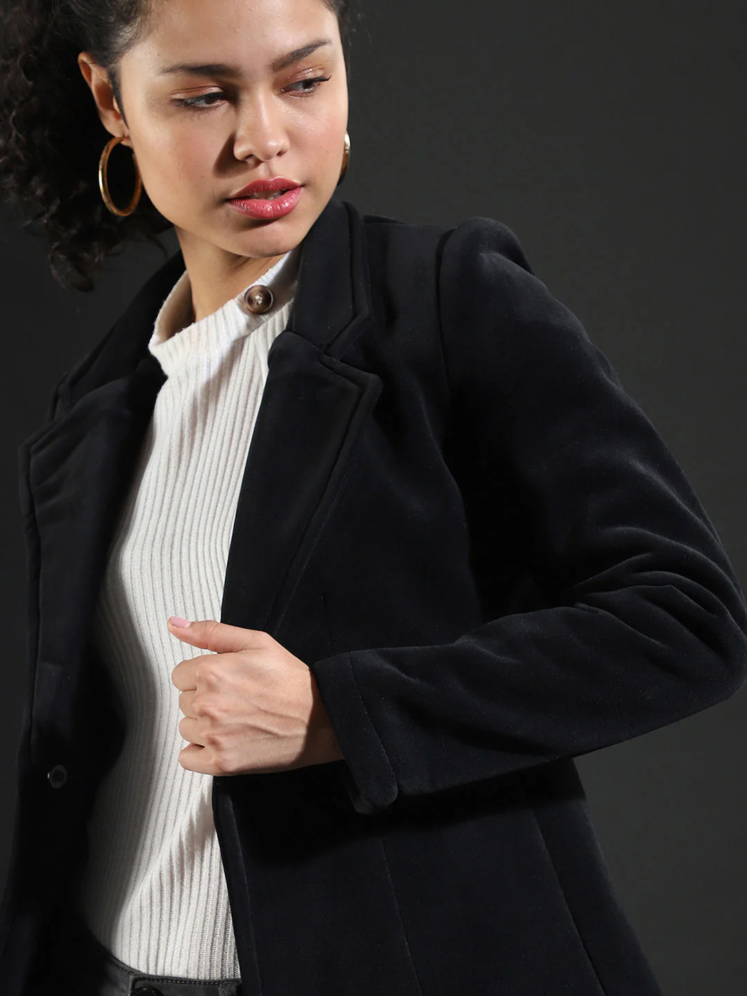 Single-Breasted Blazer With Power Shoulders - Image 6