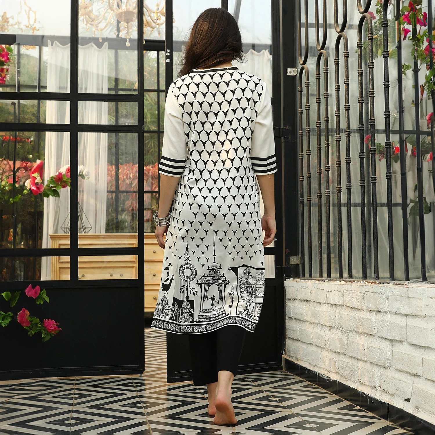 Contrast Ethnic Print Kurta With Trousers Set - Image 4